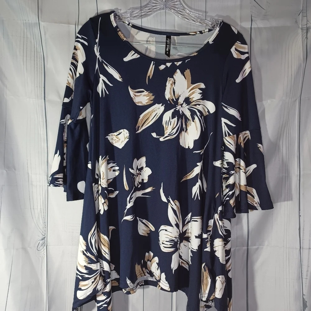 White Mark Blanche floral tunic bell sleeves scoop neck top NWOT